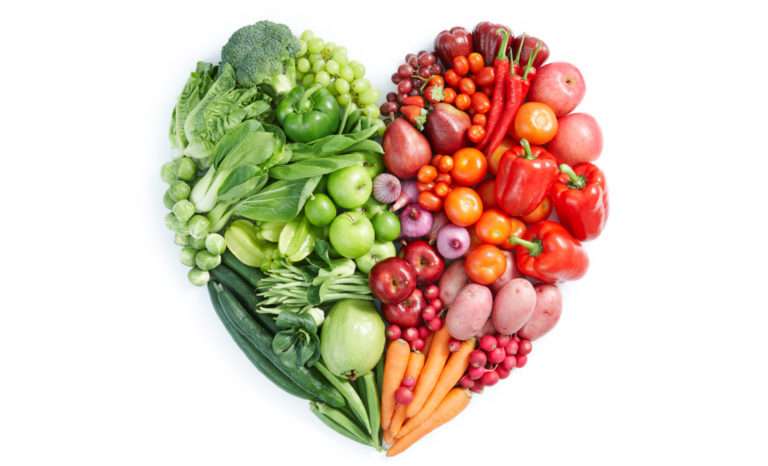 Herzförmiges Arrangement aus buntem Obst und Gemüse, reich an Vitaminen und Mineralstoffen.