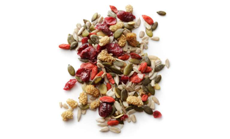 Mischung aus Samen und getrockneten Beeren, darunter Cranberries, Goji-Beeren und Kürbiskerne.