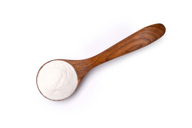 Mit Kollagenpulver gefüllter Holzlöffel.