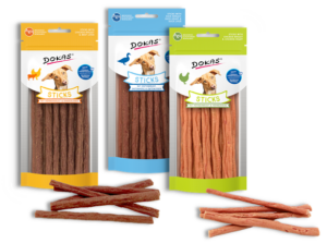 Drei Beutel Dokas Dog Sticks, Hundesnacks, in den Geschmacksrichtungen Huhn, Ente und Hähnchen.
