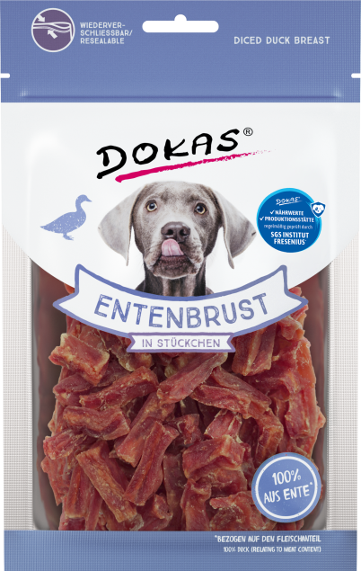 Hundeleckerlis in Form von gewürfelter Entenbrust mit Verpackung mit grauem Hund