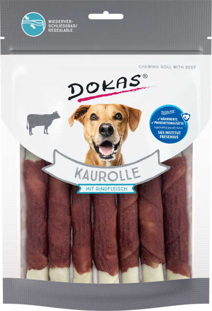 Leckerli-Paket für Hunde mit der Aufschrift „Dokas Kaurolle mit Rindfleisch“.