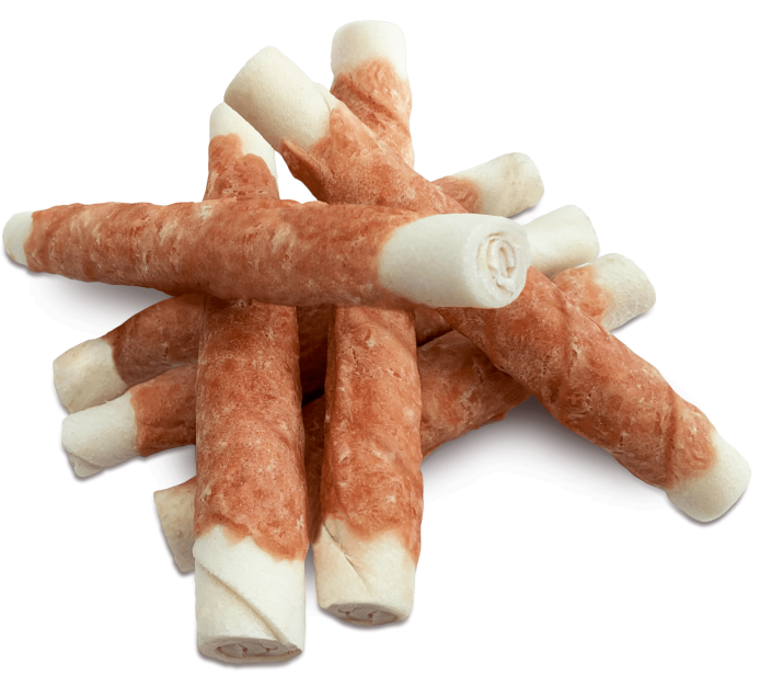 Nahaufnahme eines Stapels Hundeleckerlis; gerollte Kausnacks mit Fleischgeschmack.