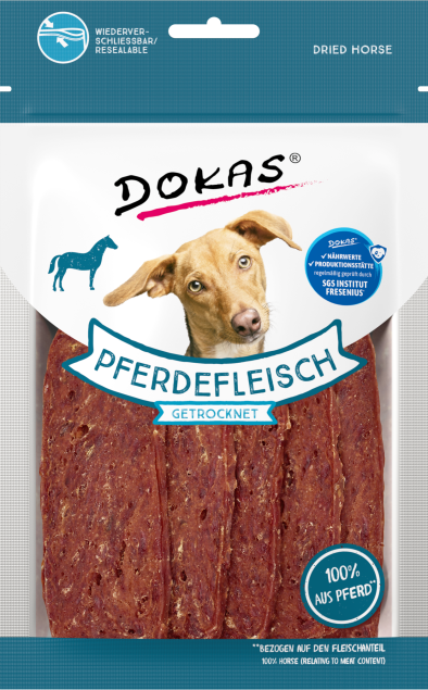 Packung mit getrockneten Pferdefleisch-Leckerlis von Dokas für Hunde. Pferdefleisch getrocknet.